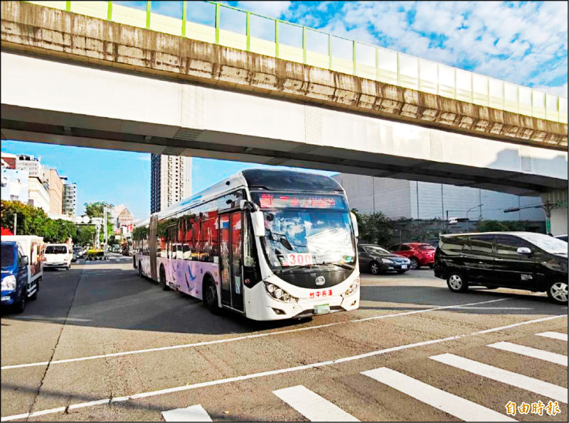 台中市雙節公車將屆齡汰換，於2026年退場。（記者張軒哲攝）