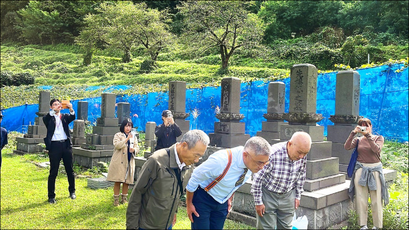 洪吉倍（左起）、陳千浩及父親陳正義的葡萄尋根之旅，引起日媒關注。（高餐大提供）