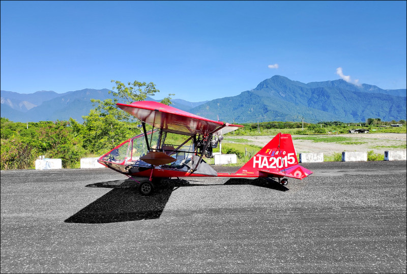 目前超輕型載具在國內仍定位為休閒活動使用，飛行場地與高度都受到限制。圖為固定翼載具。（民航局提供）
