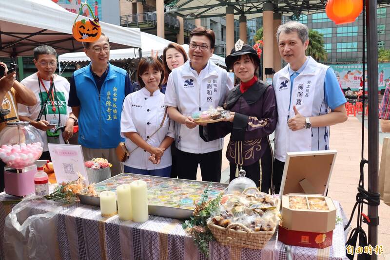 新北市副市長劉和然（中）參觀新北市職訓成果展，為學員打氣加油。（記者翁聿煌攝）