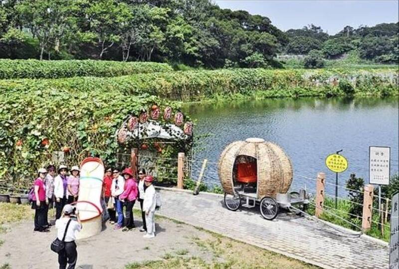 多年來，龍昇湖環湖步道也是造橋鄉南瓜節的南瓜隧道搭設點。 （資料照）