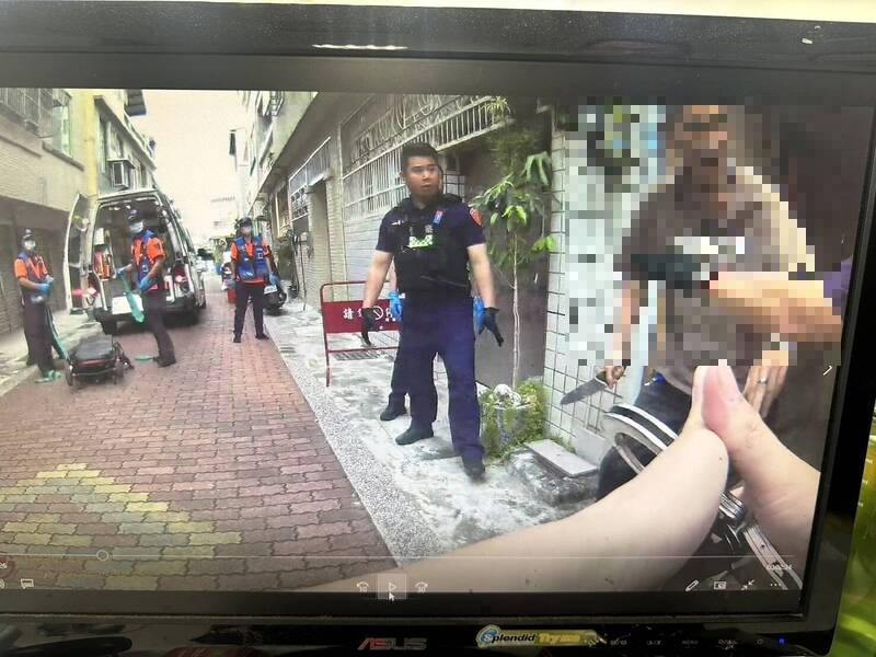 台南警方執行強制就醫任務，民眾突持刀刺向警員腹部，還好防彈背心救了警員一命。（民眾提供）