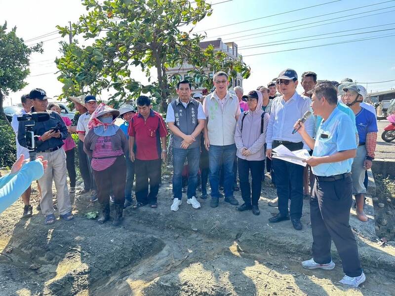 立委劉建國（前排右二）邀集相關單位前往四湖、東勢胡蘿蔔田區會勘農損。（劉建國服務處提供）