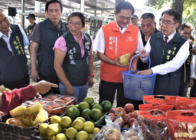 台南市長黃偉哲（前右一）到場代言行銷東山農產行銷，也到小農市集尋寶，選購東山青皮椪柑。（記者楊金城攝）