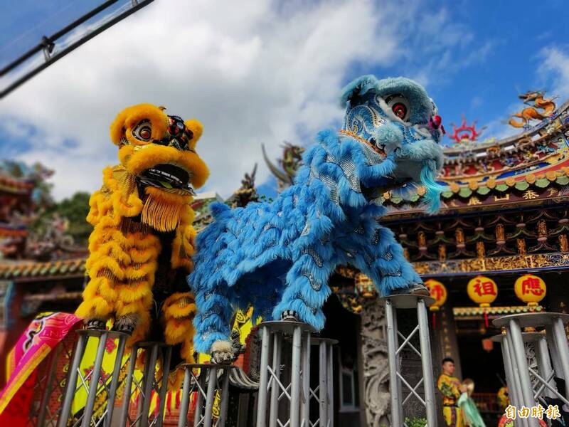 泰山角頭獅團現場進行高樁表演。（記者羅國嘉攝）