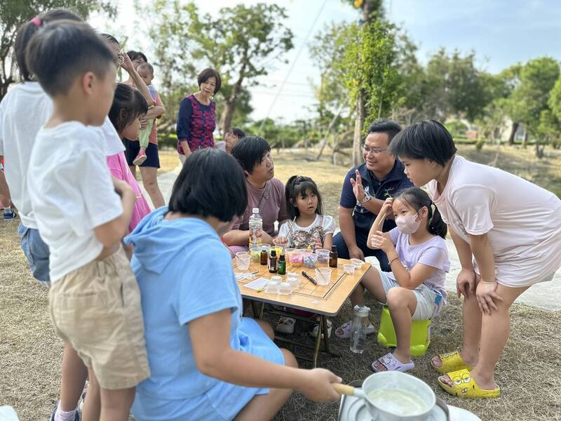 嘉義縣議員黃啟豪今結合公部門及企業資源，在民雄平和公園舉辦音樂會、兒童市集活動。（黃啟豪服務處提供）