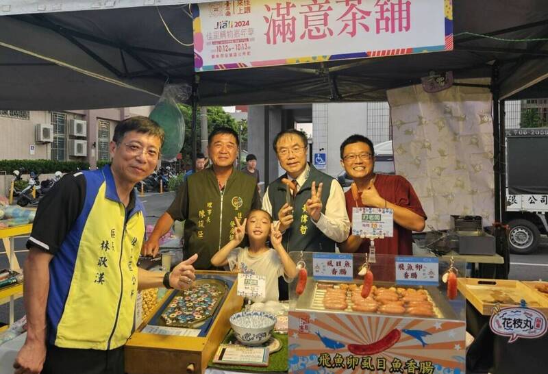 台南市長黃偉哲（右二）、佳里區長林耿漢（左一）、佳里商圈理事長陳俊任（左二）在佳里購物節為商家行銷。（佳里公所提供）