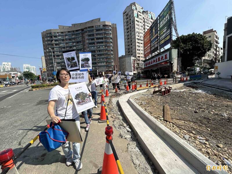 台中護樹團體到場崇德路舉辦「行道樹告別式」抗議。（記者蔡淑媛攝）