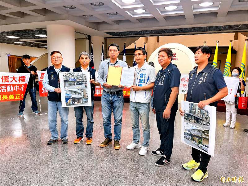 台北市政府規劃大安區黎元停車場改建「禮儀大樓」，引發地方強烈反對，議員曾獻瑩（右三）昨天協助4位里長到市議會拉起布條表達訴求，希望市府可以另尋地點。（記者甘孟霖攝）