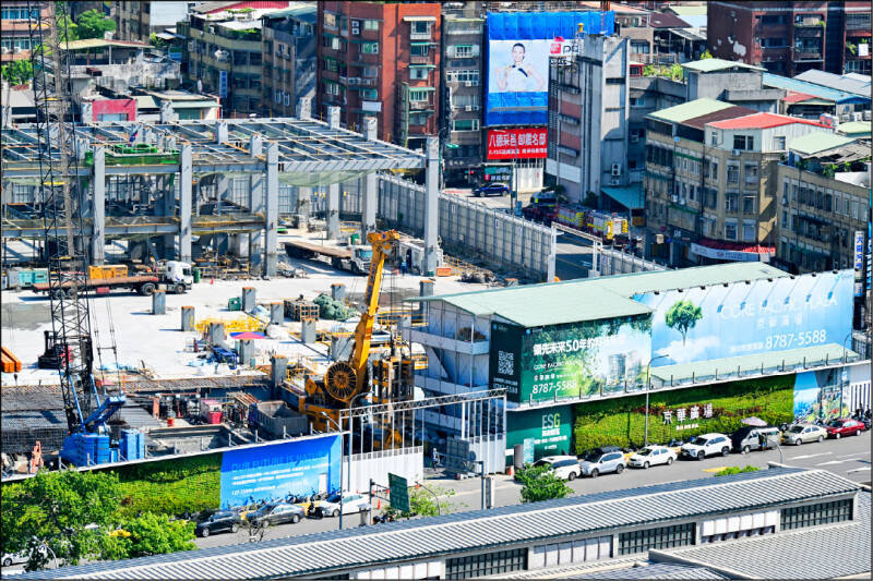 北市府本月7日發函法院確認京華城是否要停工，北院回文請北市府「自行依職權卓處」。（資料照）