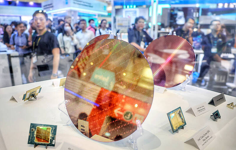 
Silicon wafers and graphics processing unit chips are displayed at the Computex trade show in Taipei on June 6.
Photo: CNA