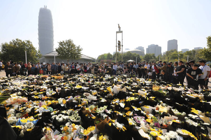 中國前總理李克強去年10月27日過世後，他曾主政的河南省會鄭州擺滿民眾悼念花束。（美聯檔案照）