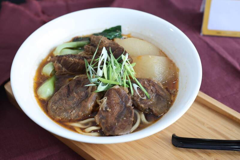 台北國際牛肉麵節近日在圓山花博登場，其中鮮食組紅燒競賽已在10日選出金牌、銀牌、銅牌獎，八方雲集的紅燒牛肉麵也勇奪金牌。（資料照，台北市商業處提供）