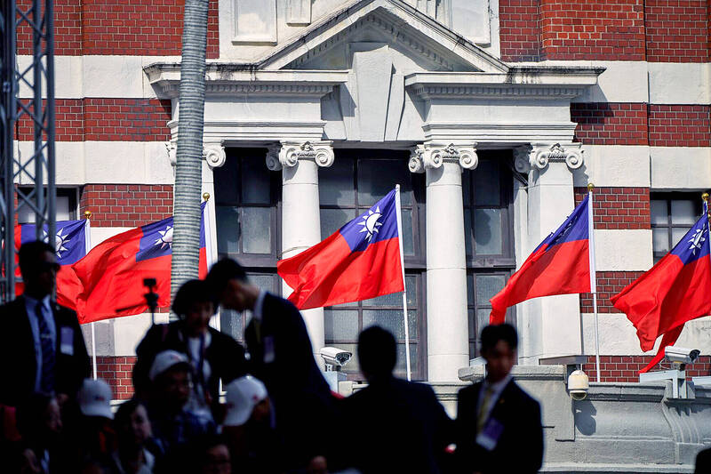 Taiwanese flags fly during the Double Ten National Day celebration in Taipei on Thursday.
Photo: An Rong Xu, Bloomberg