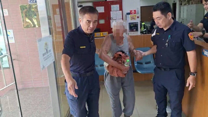 警方另以警車搭載李翁平安護送返家。（警方提供）