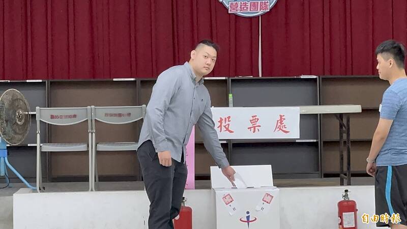 基隆市長謝國樑罷免案今天投票，罷樑案領銜人戴璟安稍早於投票所投下神聖一票。（記者羅國嘉攝）