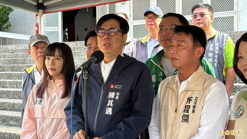 高雄市長日前接受BBC專訪提及高雄的半導體產業將成為台灣第2個矽盾，對台灣的安全更有保障。（記者許麗娟攝）