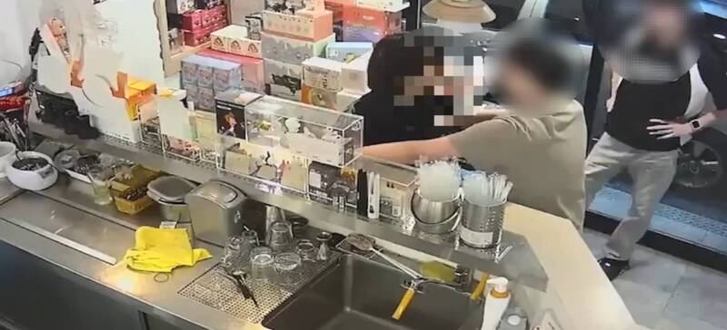 陳嫌（左）到台北市大安區某飲料店竊取玩具公仔，被發現後還出拳傷人，隨即遭店長及員工壓制並報警。（記者陸運鋒翻攝）