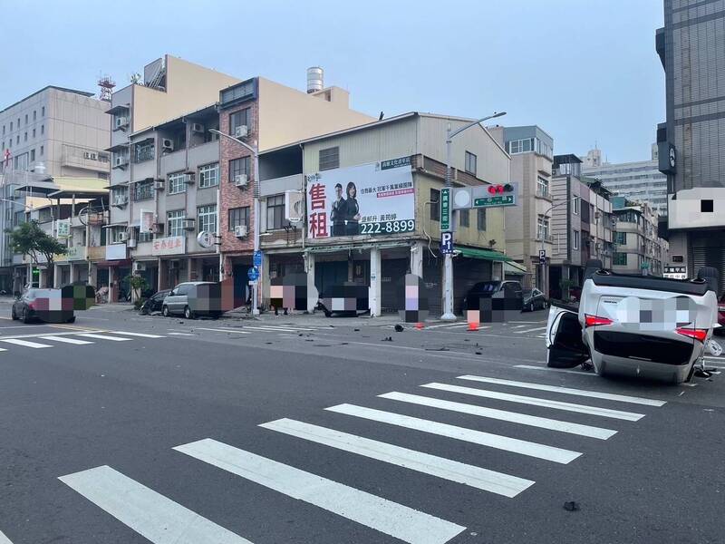 轎車擦撞路旁車輛後，翻覆成四輪朝天。（圖由民眾提供）