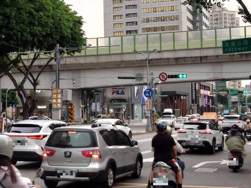 民進黨台中市議員陳俞融痛批台中市因交通號誌不連貫才引發路口回堵塞車，要求交通局長下台負責。 （陳俞融提供）