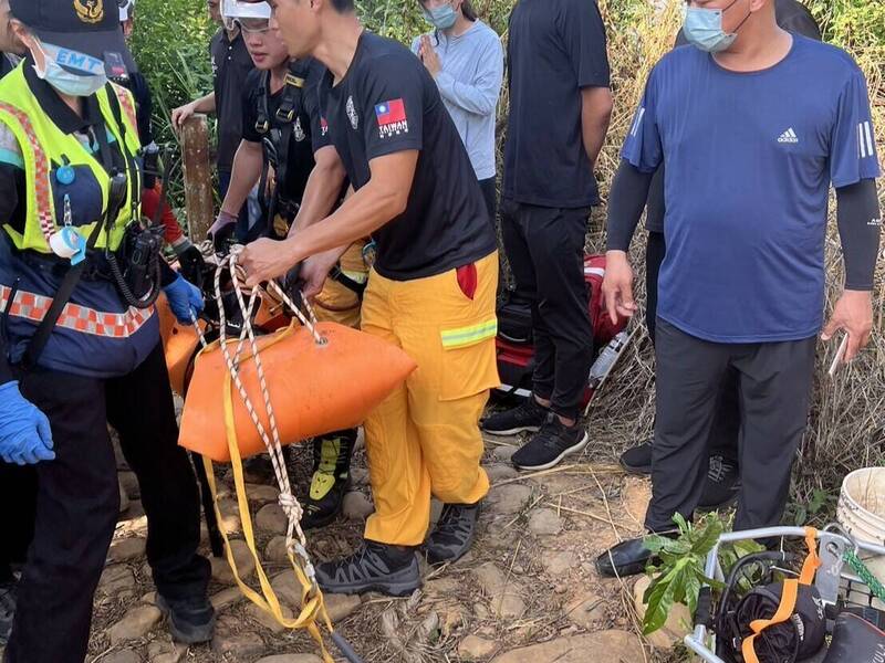 彰化夫妻檔爬山，惟妻子卻不慎墜落50公尺邊坡，頭部受到重創不幸天人永隔。（記者劉濱銓翻攝）