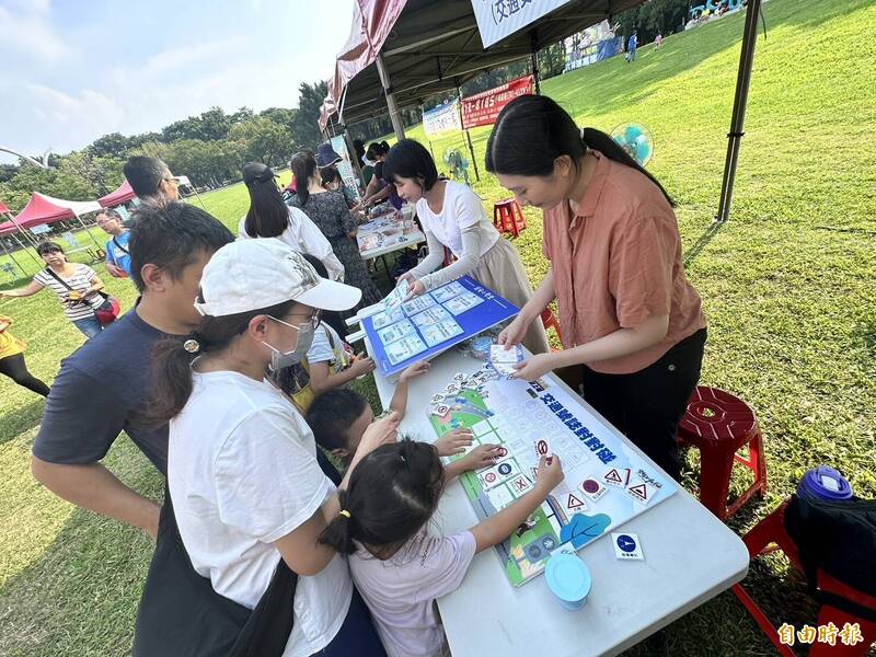县府卫生局今在斗六举办儿童事故伤害防制宣导活动,透过各式游戏、闯关,带领家长、孩童认识常见儿童事故类型,并宣导预防。(记者李文德摄) 县府卫生局今在斗六举办儿童事故伤害防制宣导活动,透过各式游戏、闯关,带领家长、孩童认识常见儿童事故类型,并宣导预防。(记者李文德摄)