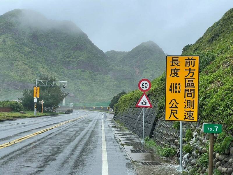 台2線79.7公里至84公里（瑞芳南雅奇岩至鼻頭附近）雙向道路納入區間測速路段，10月16日啟用。（新北交大提供）