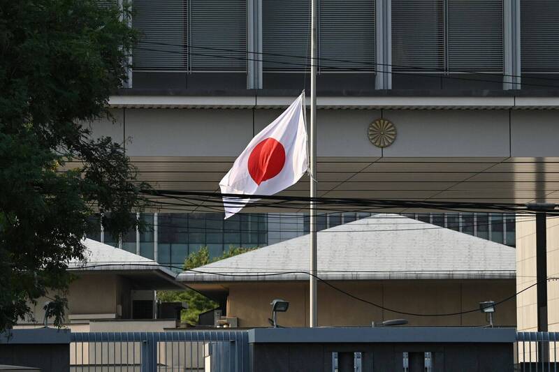 一名日本男童在深圳遇襲身亡後，北京的日本大使館降半旗致哀。（法新社）