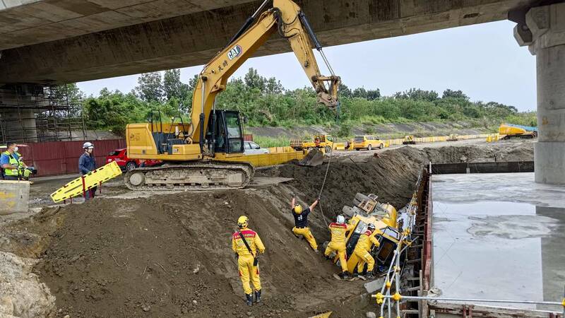 工程水箱车翻覆，驾驶受困，消防人员救出40岁男子无呼吸心跳，送往旗山医院急救。（屏县消防局提供）