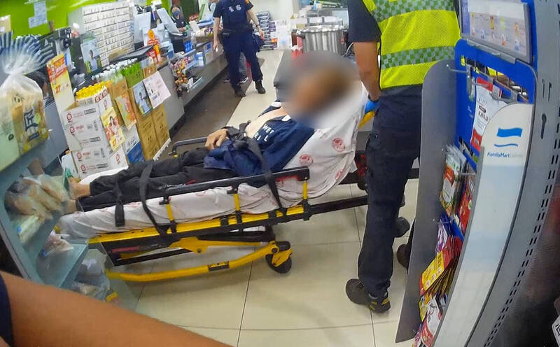 经连哄带劝许男才同意就医,未错过黄金救援时间。(警方提供) 经连哄带劝许男才同意就医,未错过黄金救援时间。(警方提供)
