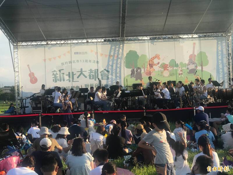 新北大都會公園舉辦「動物狂想曲野餐音樂會」，邀請國家交響樂團（NSO）演奏熱門歌曲。（記者陳奕劭攝）