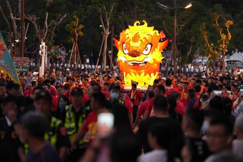 火獅踩街嘉年華為重頭戲，萬頭鑽動。（高市民政局提供）