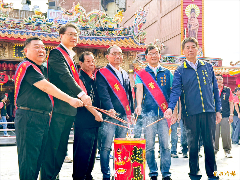 板橋接雲寺觀音佛祖一八四年首巡，新北市長侯友宜（左四）、民進黨秘書長林右昌（左二）、接雲寺主委江清秀（左三）等點燃起馬炮。（記者羅國嘉攝）