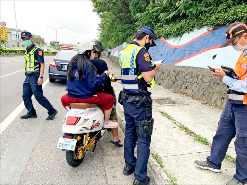 警方持續加強微型電動二輪車的違規取締。（警方提供）