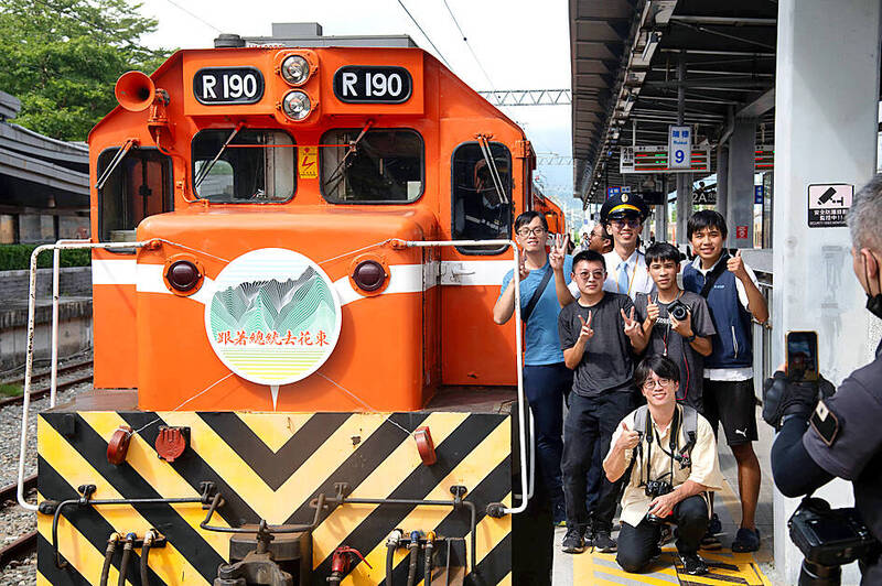 
Railway enthusiasts pose for a photograph with Taiwan Railway Corp’s “presidential train” in Hualien yesterday.
Photo: Screen grab from Taiwan Railway Corp’s Facebook page