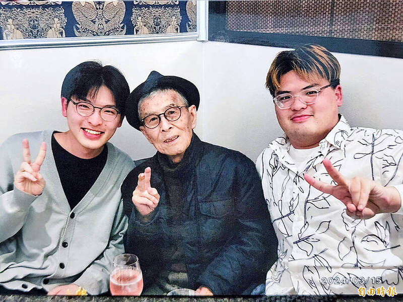 
Taiwan-born Japanese Shoji Yasutomi, center, poses with the Chang brothers, who are the fourth-generation owners of Ebisu Confectionery in Hualien City on Saturday.
Photo: Hua Meng-ching, Taipei Times