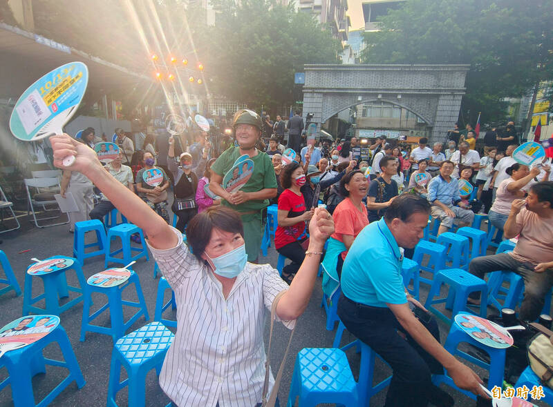 不支持罷免票一路領先，聚集在國民黨市黨部的支持者歡呼慶祝。（記者王藝菘攝）