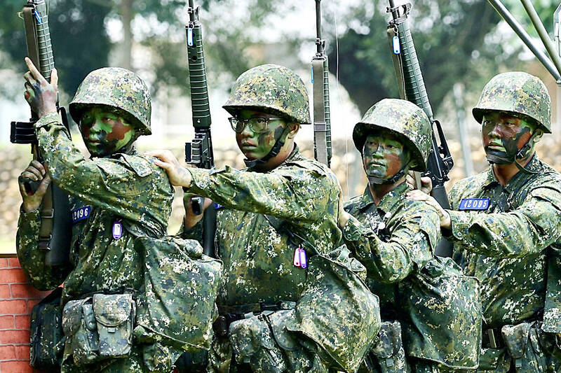 
New army recruits hold a training session at a military camp in Taichung on June 28.
Photo: Ritchie B. Tongo, EPA-EFE