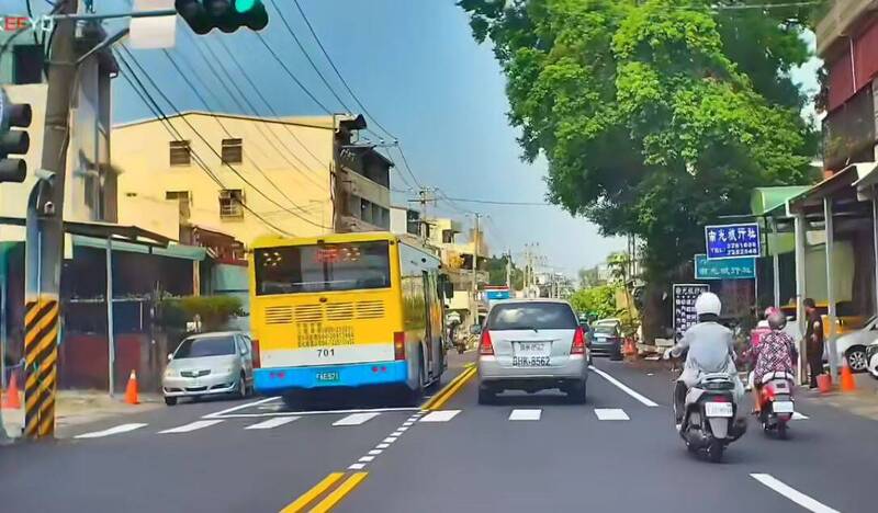 公車逆向超車，對向有機車迎面而來，讓不少人看了捏一把冷汗。（圖擷取自臉書社團「爆料公社」）