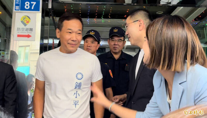 台北市議員鍾小平喊出「投不同意票」，經媒體提醒改口「行政中立」。（記者董冠怡攝）