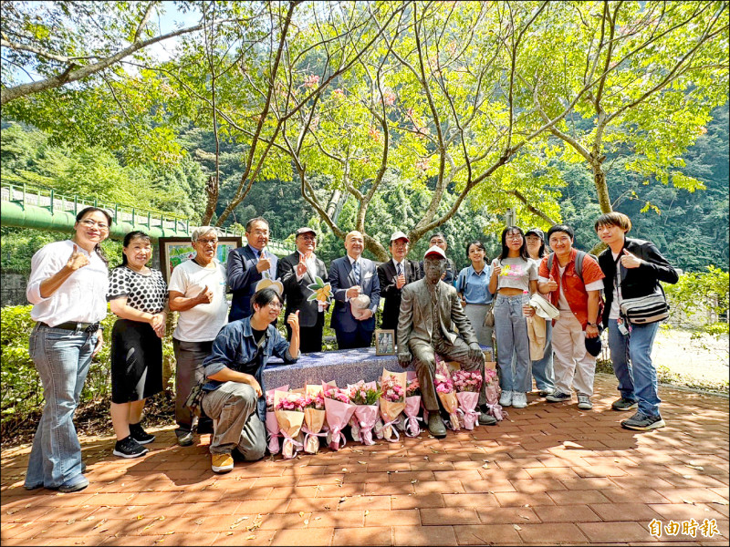 台日人員向建造白冷圳的日本技師磯田謙雄塑像獻花。（記者歐素美攝）