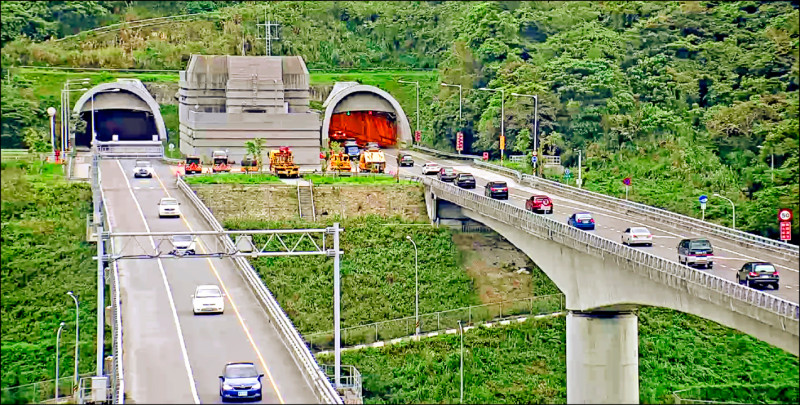 蘇花改觀音谷風隧道南下線（圖右）今晚九點施工，封 閉至明日清晨五點。
（資料照，公路局東分局提供）