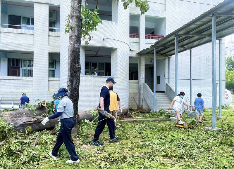 高市220所學校受到山陀兒衝擊，需一個月恢復。（教育局提供）