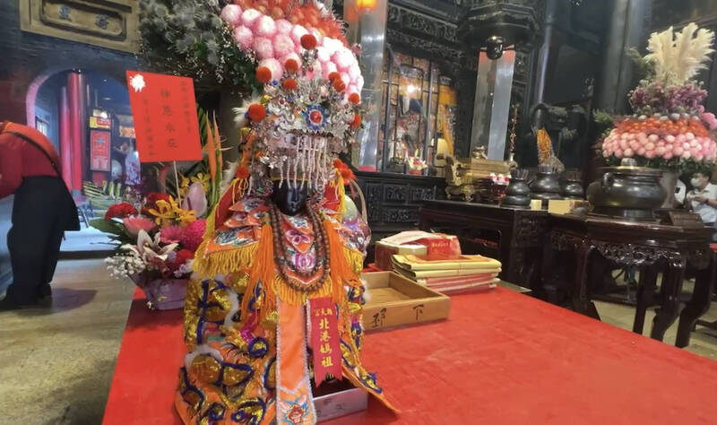 北港媽祖朝天宮神像日前遭PO上網拍賣，最後由買家無償將神像奉還歸位。（民眾提供）