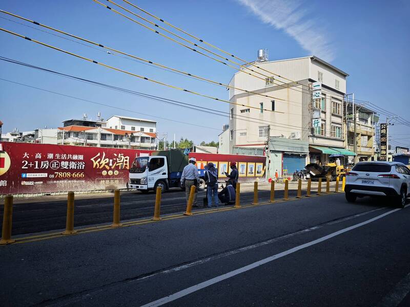 潮州延平路建案造成路基塌陷，正進行全面刨鋪。（民眾提供）