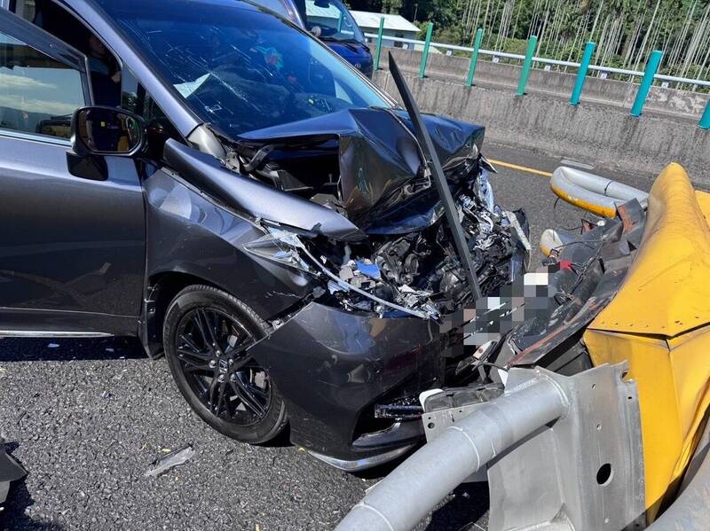 休旅車衝撞施工緩撞車，車頭嚴重受損。（圖由國道7隊提供）