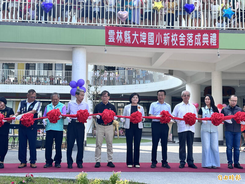 雲林大埤國小新建，經3年多工程，今舉行剪綵落成典禮。（記者李文德攝）