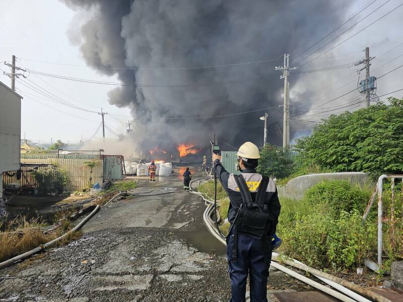 高雄永安一間塑膠工廠發生大火，環保局現場環境監測粒狀污染物部分數值偏高。（市府提供）