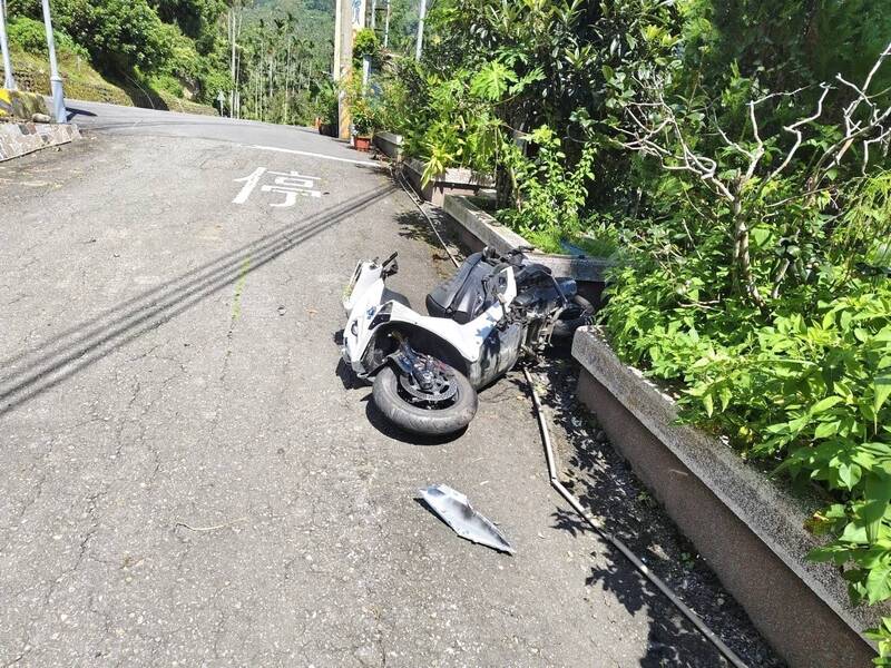 台3線「阿婆灣」附近發生交通事故，20歲騎士貼地過彎自撞，機車噴飛。（中埔警分局提供）