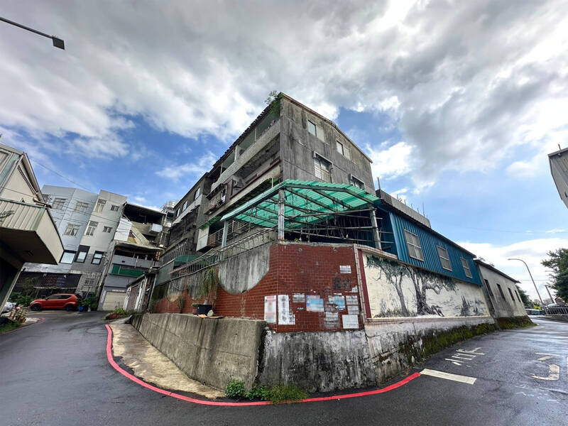 新北市林口區佳林段有一處3層樓的海砂屋社區，建築物牆壁剝落，鋼筋鏽蝕嚴重。（都更處提供）